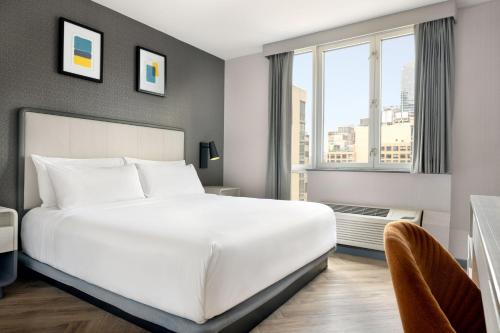 Habitación Premium con cama extragrande y vistas a la ciudad del hotel Voco Times Square South, an IHG. Foto 12