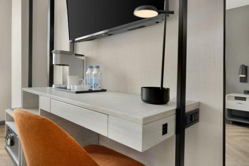 Full Bed Premium Room with City View del hotel Voco Times Square South, an IHG. Foto 8