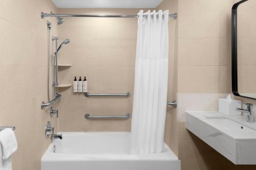 Full Bed Standard Room with Tub - Mobility Accessible del hotel Voco Times Square South, an IHG. Foto 4