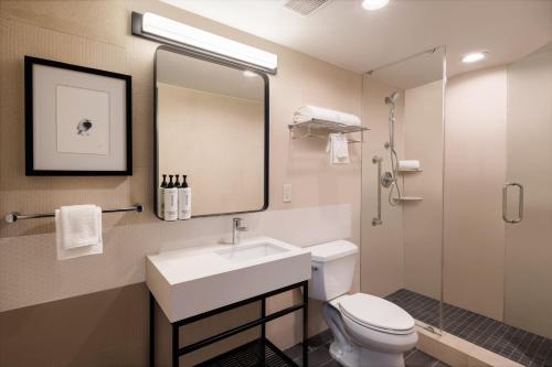 Habitación Doble - adaptada para personas con problemas de audición - cama extragrande del hotel Voco Times Square South, an IHG. Foto 7