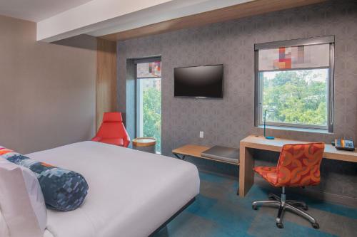 Aloft King Room - Mobility Accessible with Tub del hotel Aloft New York LaGuardia Airport