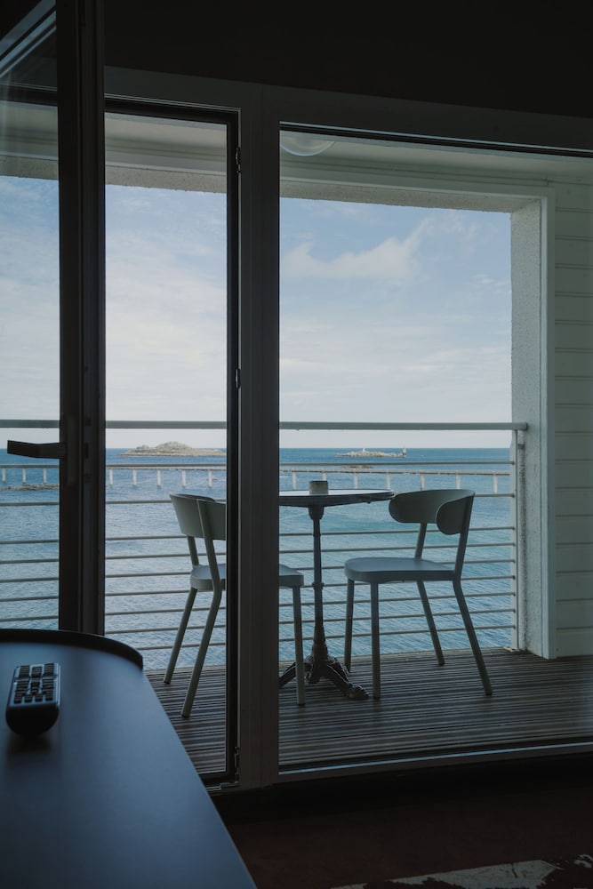Habitación con privilegios y vistas al mar con balcón del hotel Hotel Mercure Roscoff Bord de Mer. Foto 17