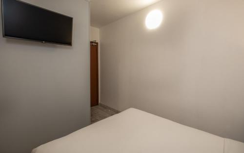 Habitación Doble Confort con vistas al patio del hotel La Perle Montparnasse. Foto 4