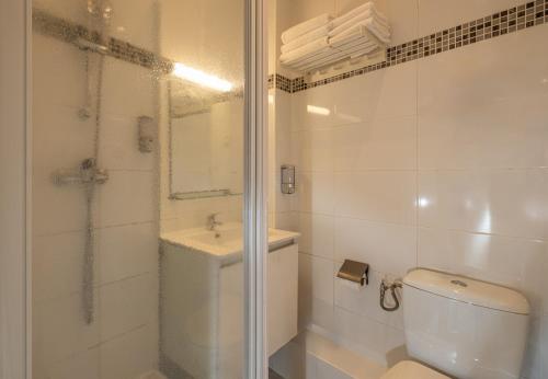 Habitación Triple del hotel La Perle Montparnasse. Foto 3