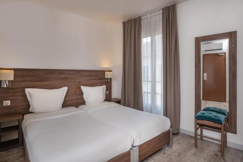 Habitación Triple del hotel La Perle Montparnasse. Foto 4