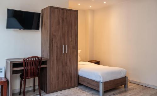 Habitación Triple del hotel La Perle Montparnasse. Foto 5