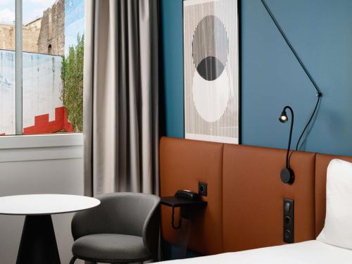 Habitación doble con sofá cama del hotel Ibis Budapest Centrum. Foto 1
