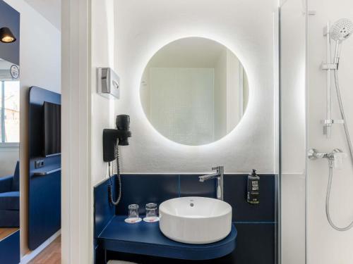 Habitación doble con sofá cama del hotel Ibis Budapest Centrum. Foto 3