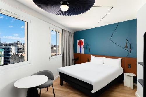 Habitación doble con sofá cama del hotel Ibis Budapest Centrum. Foto 5