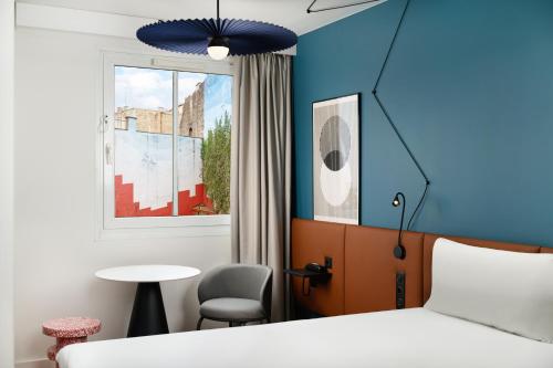 Habitación doble con sofá cama del hotel Ibis Budapest Centrum. Foto 6