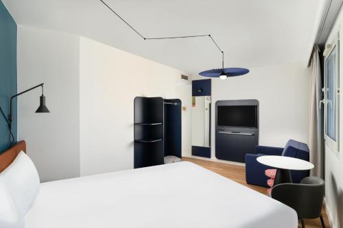 Habitación doble con sofá cama del hotel Ibis Budapest Centrum. Foto 7