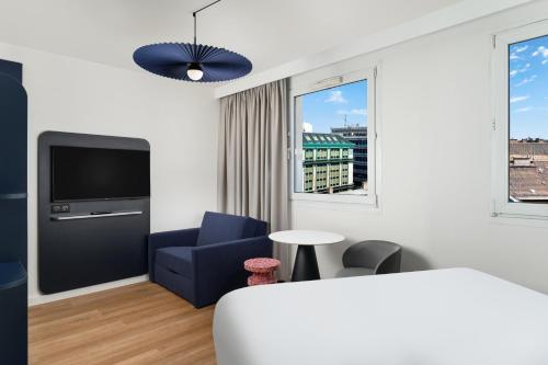 Habitación doble con sofá cama del hotel Ibis Budapest Centrum. Foto 8