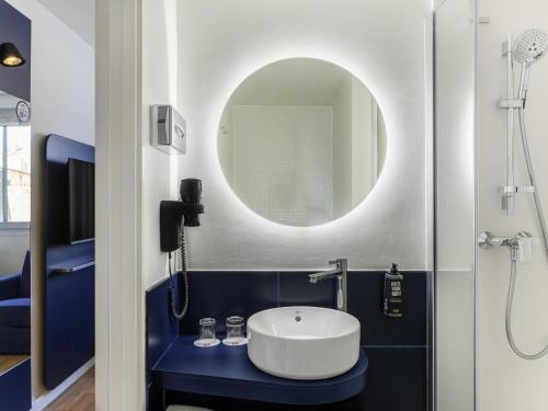 Habitación doble con sofá cama del hotel Ibis Budapest Centrum. Foto 4