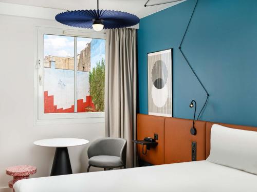 Habitación doble con sofá cama del hotel Ibis Budapest Centrum. Foto 8