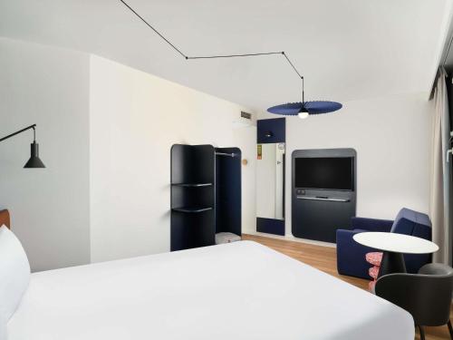 Habitación doble con sofá cama del hotel Ibis Budapest Centrum. Foto 9
