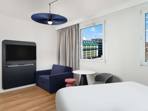Habitación doble con sofá cama del hotel Ibis Budapest Centrum. Foto 10