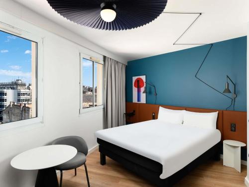 Habitación doble con sofá cama del hotel Ibis Budapest Centrum. Foto 10
