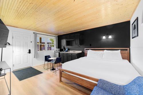 Habitación Deluxe con cama extragrande del hotel Placid Bay