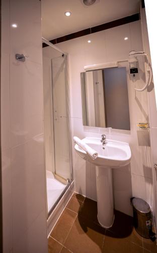 Habitación Doble Estándar del hotel Hôtel Aix Europe. Foto 12