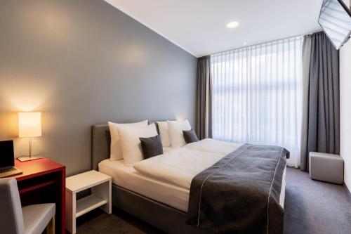 Habitación familiar Premium con cama extragrande y sofá cama del hotel Garner Berlin - Gendarmenmarkt. Foto 4