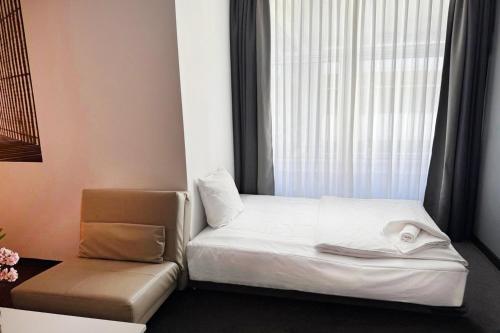 Habitación familiar Premium con cama extragrande y sofá cama del hotel Garner Berlin - Gendarmenmarkt. Foto 7