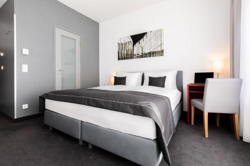 Habitación estándar doble con 2 camas con cabina de baño del hotel Garner Berlin - Gendarmenmarkt. Foto 3