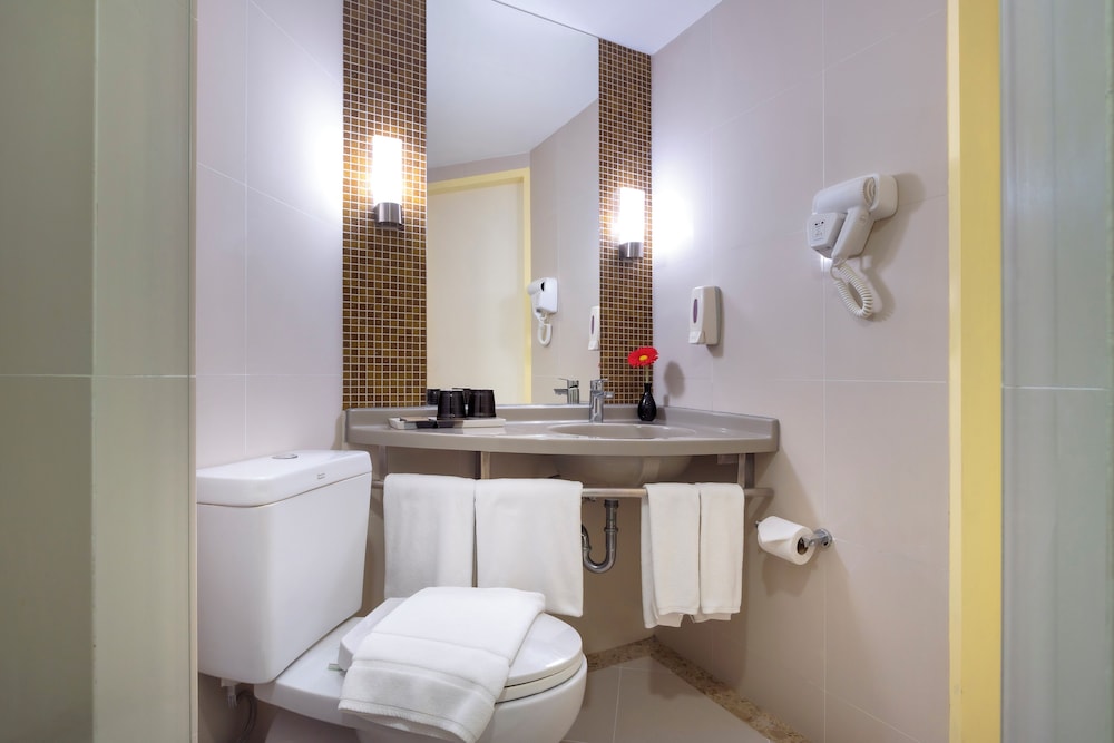 Habitación Superior con 1 Cama Queen del hotel Ibis Bangkok Sukhumvit 4. Foto 8