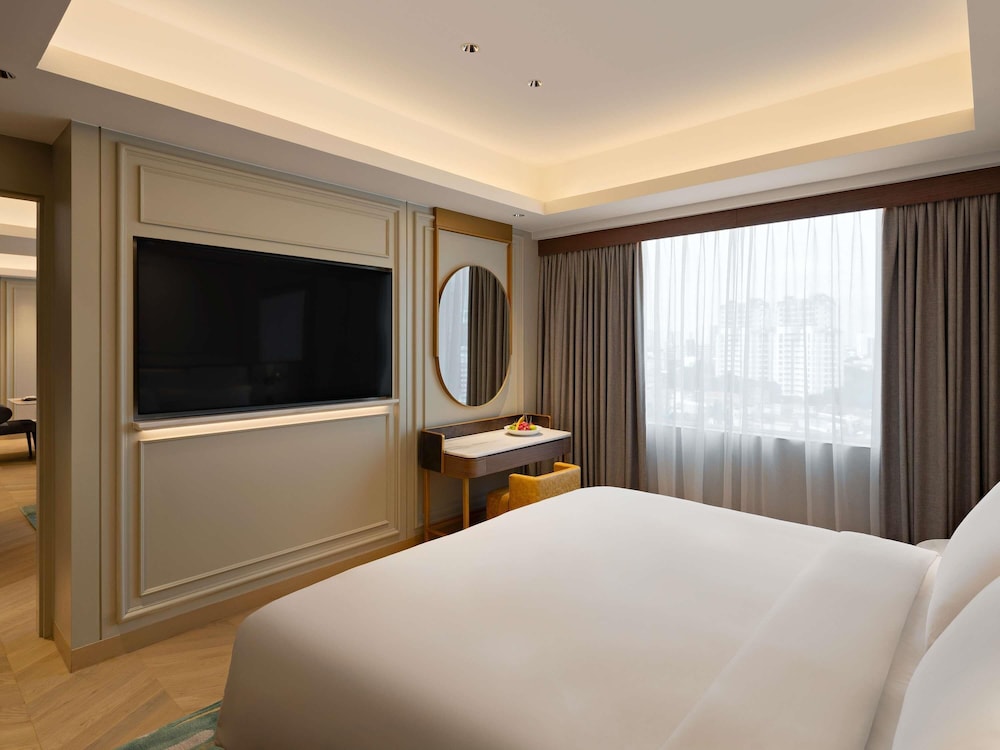SUITE DE LUJO, 1 Cama King Size del hotel Mövenpick Jakarta City Centre. Foto 1