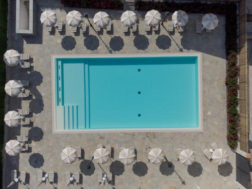 Habitación Superior con cama grande y acceso a la piscina del hotel Nil Hotel