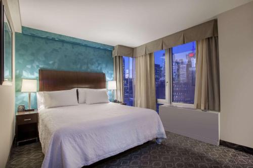 Habitación Doble con vistas al desfile del hotel Hilton Garden Inn New York - West 35th St.. Foto 3