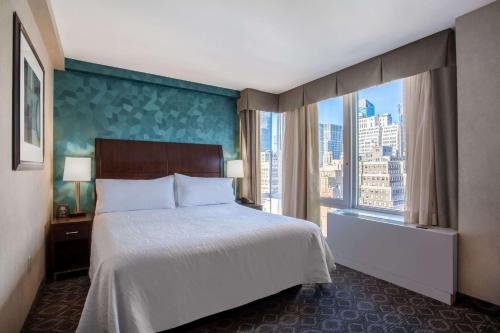 Habitación con cama extragrande y vistas a la ciudad del hotel Hilton Garden Inn New York - West 35th St.. Foto 3