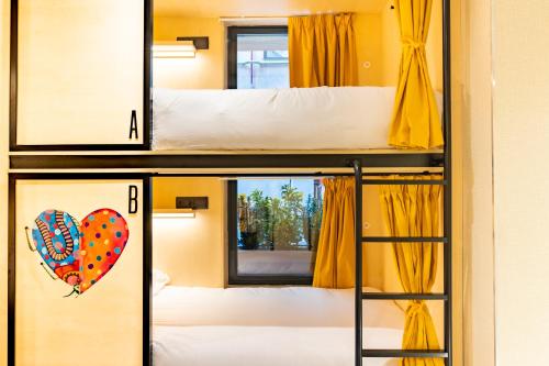 Cama en habitación compartida mixta de 6 camas del hotel Petit Hostel Palacio Real