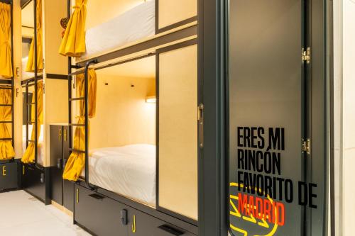Habitación Privada de 10 camas con baño privado del hotel Petit Hostel Palacio Real. Foto 7