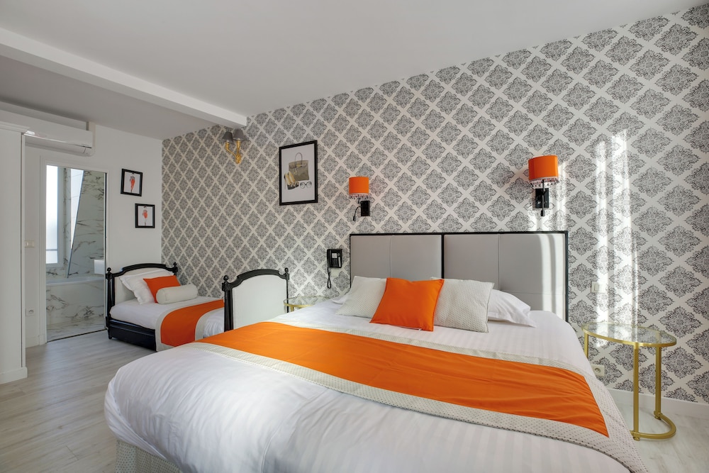 Habitación triple del hotel Riviera Elysées. Foto 1