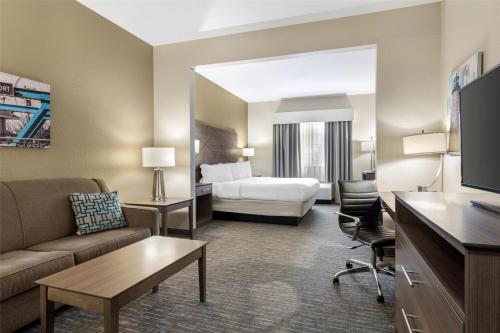 Suite con cama extragrande y sofá cama - No fumadores del hotel Best Western Brockport Inn and Suites. Foto 1