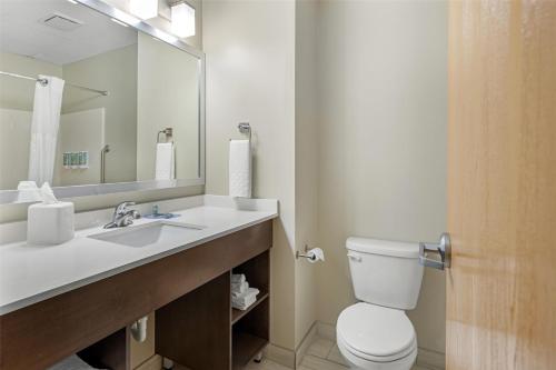 Suite con cama extragrande y sofá cama - No fumadores del hotel Best Western Brockport Inn and Suites. Foto 3