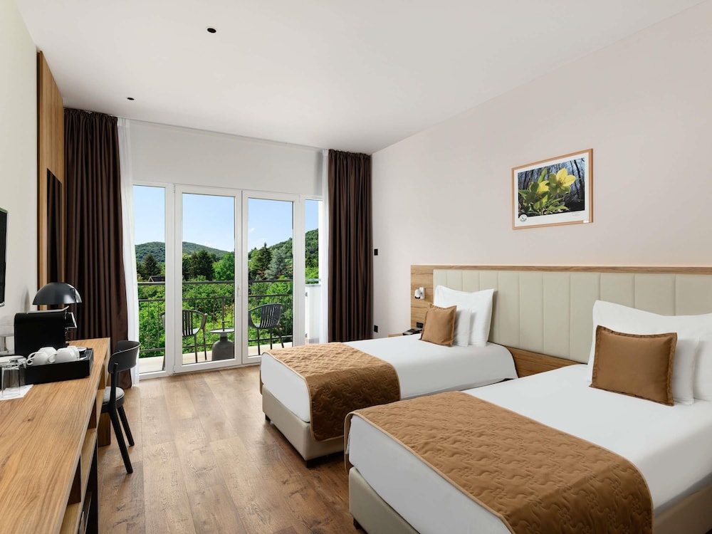 Habitación estándar, 2 camas individuales, balcón del hotel Mövenpick Resort and Spa Fruske Terme. Foto 7