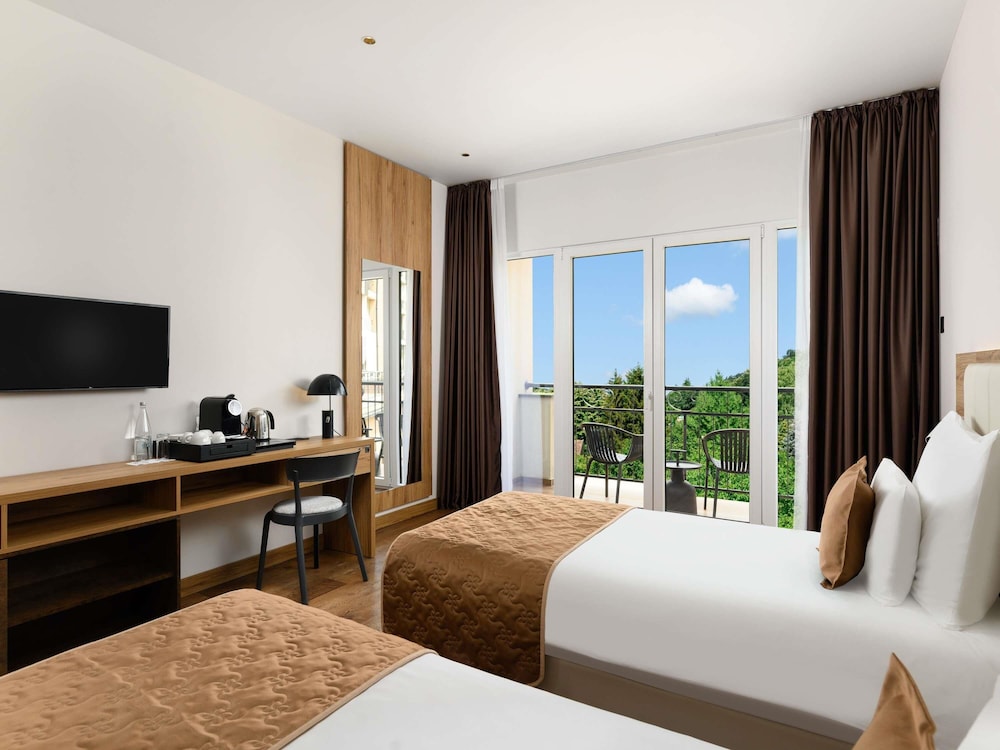Habitación estándar, 2 camas individuales, balcón, vistas a la piscina del hotel Mövenpick Resort and Spa Fruske Terme. Foto 3