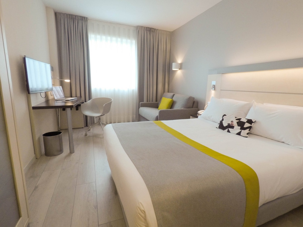 Habitación estándar, 1 cama doble con sofá cama (Free Breakfast) del hotel Holiday Inn Express Pamplona. Foto 1