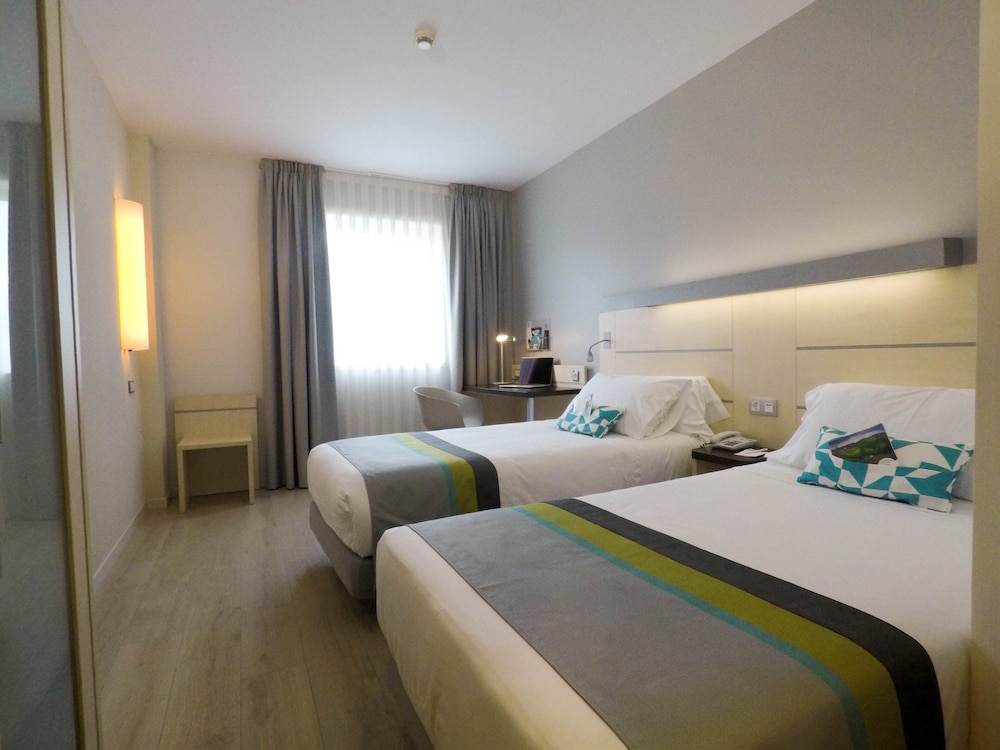 Habitación estándar, 2 camas individuales (Free Breakfast) del hotel Holiday Inn Express Pamplona. Foto 2