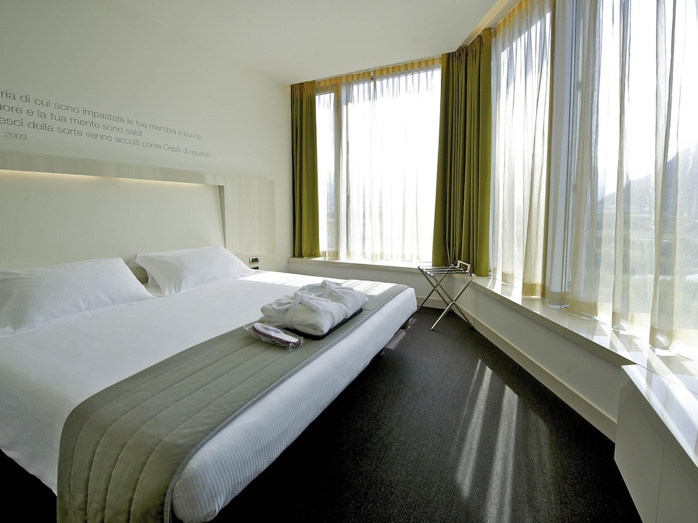 Habitación de categoría superior con 1 cama king size y vistas panorámicas del hotel Mercure Nerocubo Rovereto