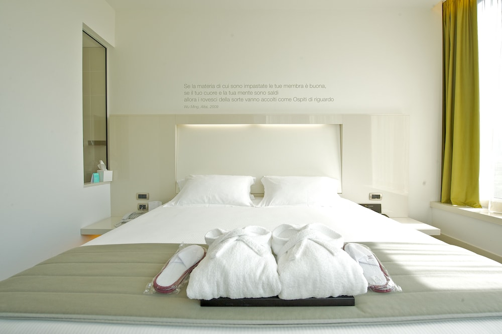 Habitación de categoría superior con 1 cama king size y vistas panorámicas del hotel Mercure Nerocubo Rovereto. Foto 1