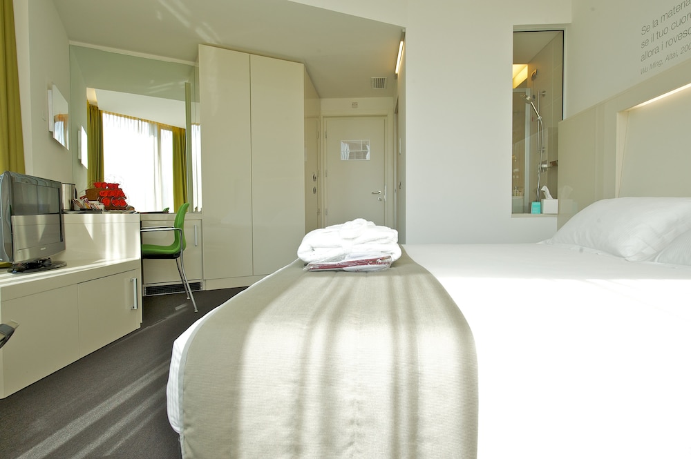 Habitación de categoría superior con 1 cama king size y vistas panorámicas del hotel Mercure Nerocubo Rovereto. Foto 2