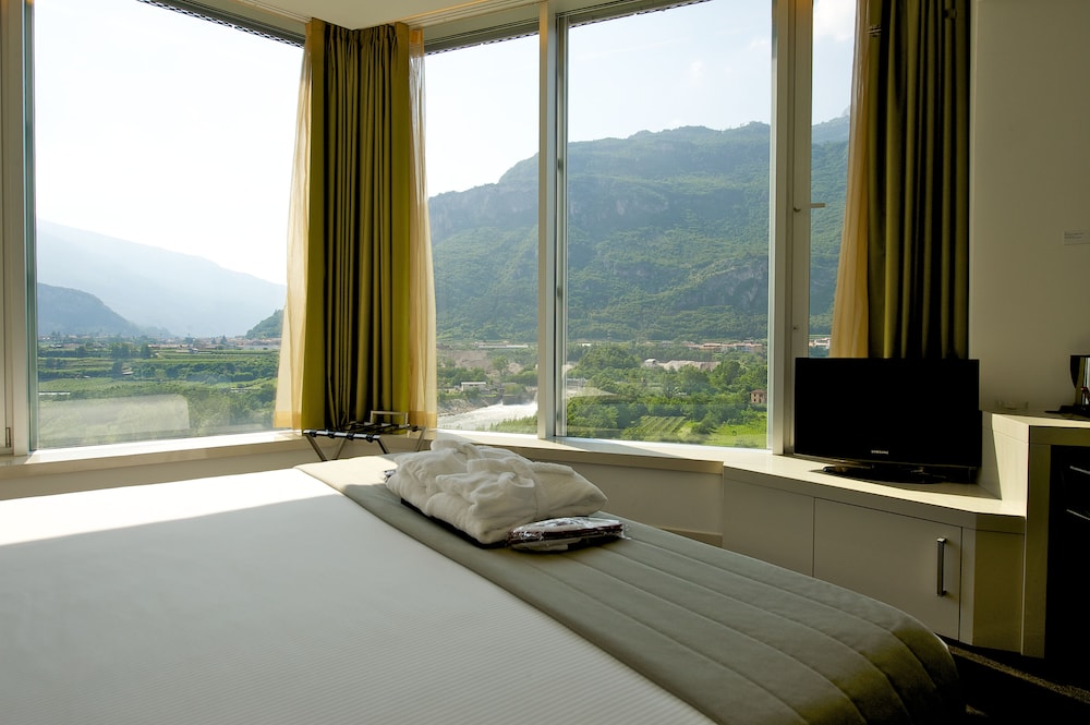 Habitación de categoría superior con 1 cama king size y vistas panorámicas del hotel Mercure Nerocubo Rovereto. Foto 3