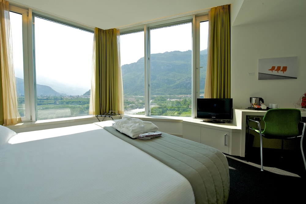 Habitación de categoría superior con 1 cama king size y vistas panorámicas del hotel Mercure Nerocubo Rovereto. Foto 4