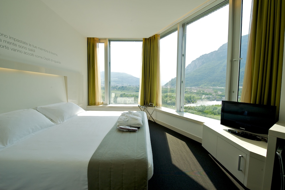 Habitación de categoría superior con 1 cama king size y vistas panorámicas del hotel Mercure Nerocubo Rovereto. Foto 5