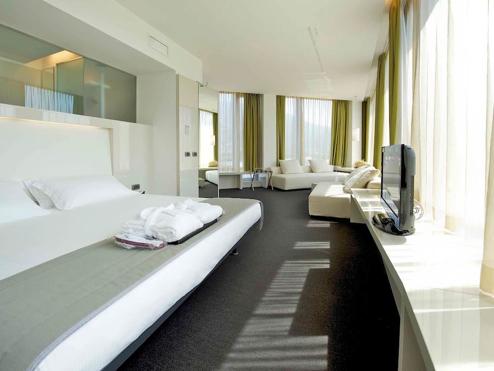 Habitación de categoría superior con 1 cama king size y vistas panorámicas del hotel Mercure Nerocubo Rovereto. Foto 6