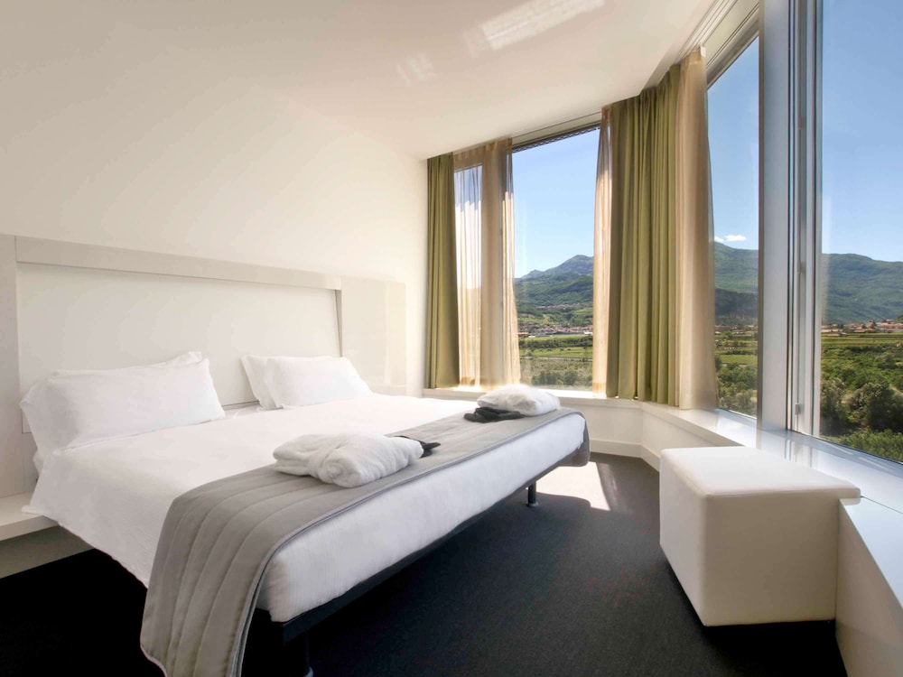 Habitación de categoría superior con 1 cama king size y vistas panorámicas del hotel Mercure Nerocubo Rovereto. Foto 7