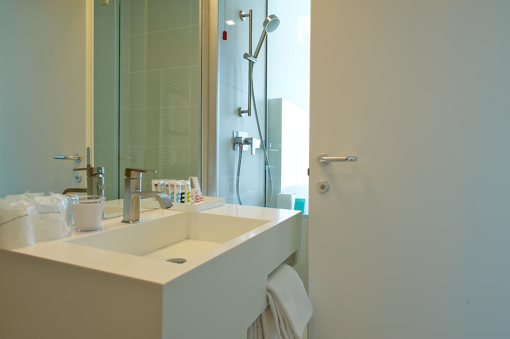Habitación de categoría superior con 1 cama king size y vistas panorámicas del hotel Mercure Nerocubo Rovereto. Foto 8