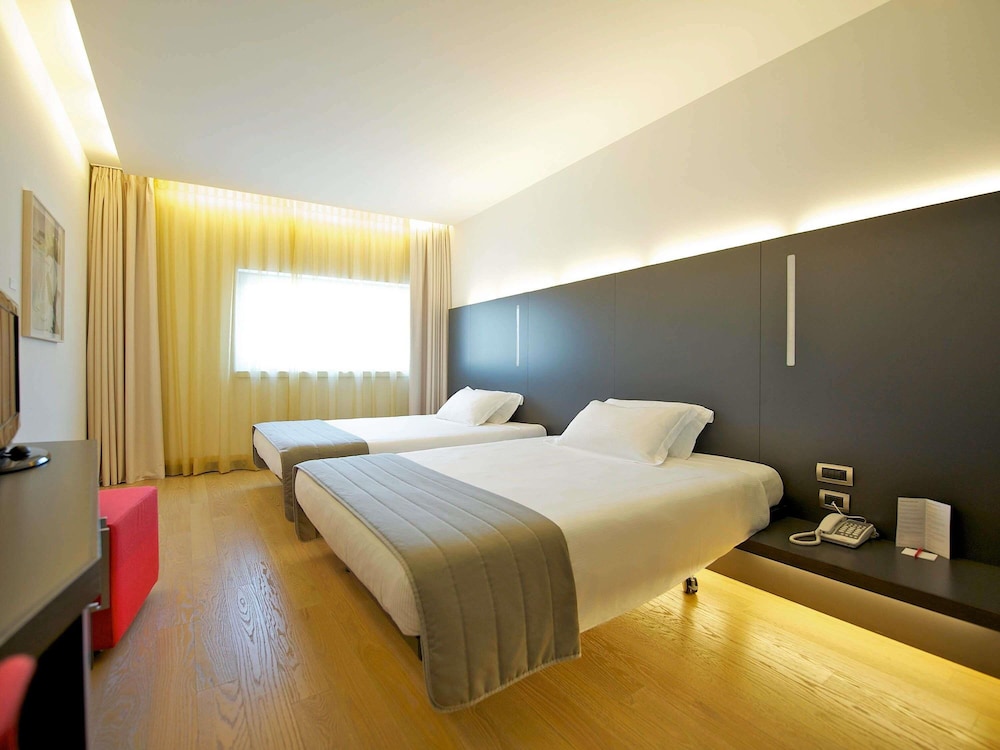 Habitación familiar con 2 camas de matrimonio del hotel Mercure Nerocubo Rovereto
